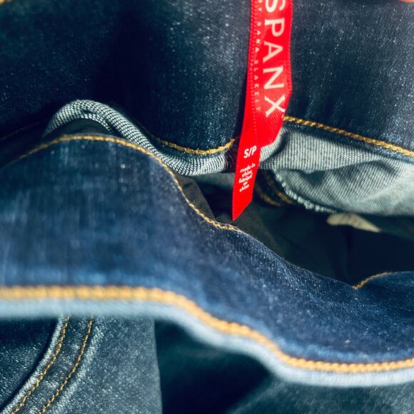 NEW Spanx Cropped Flare Raw Hem Jeans 2-Toned Medium Dark Wash Minimalist Small - Picture 7 of 10